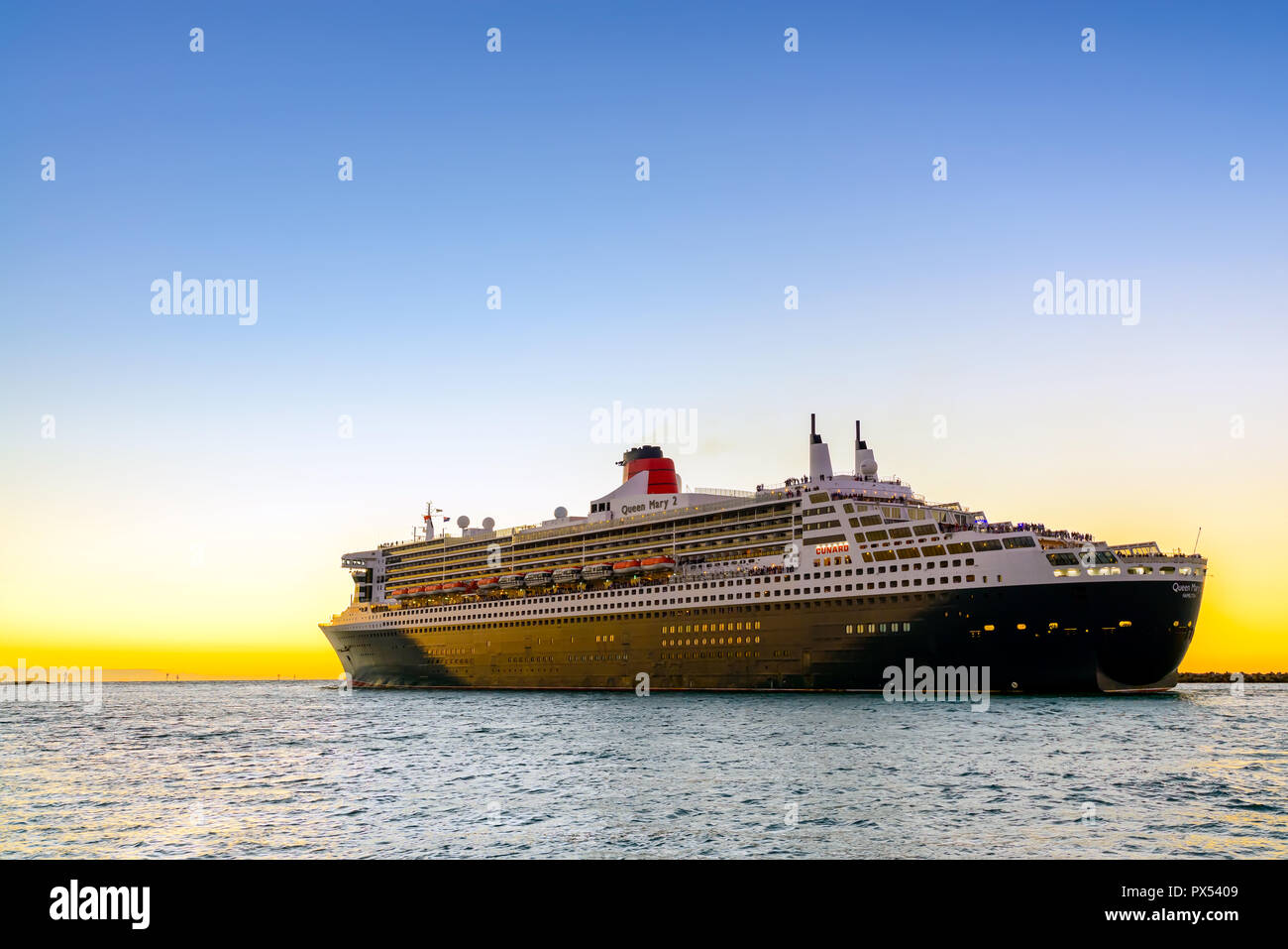 Adelaide, Australien - 16. Februar 2018: die Queen Mary 2 Kreuzfahrtschiff verlässt Außenhafen Passenger Terminal Stockfoto