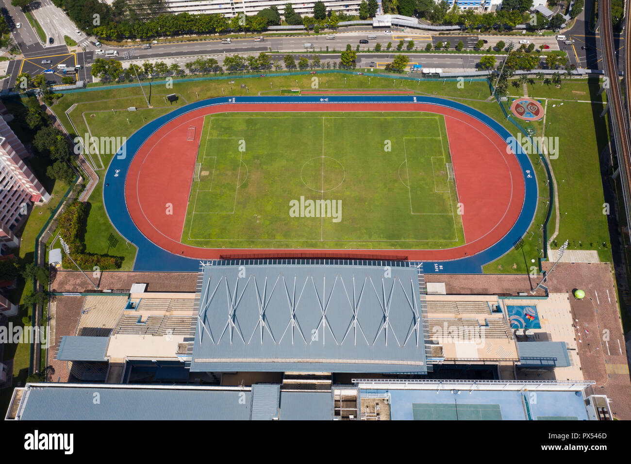 Luftaufnahme der ein Stadion, das besteht aus einem Standard Fußballplatz, Laufstrecken und andere Leichtathletik Aktivitäten. Stockfoto