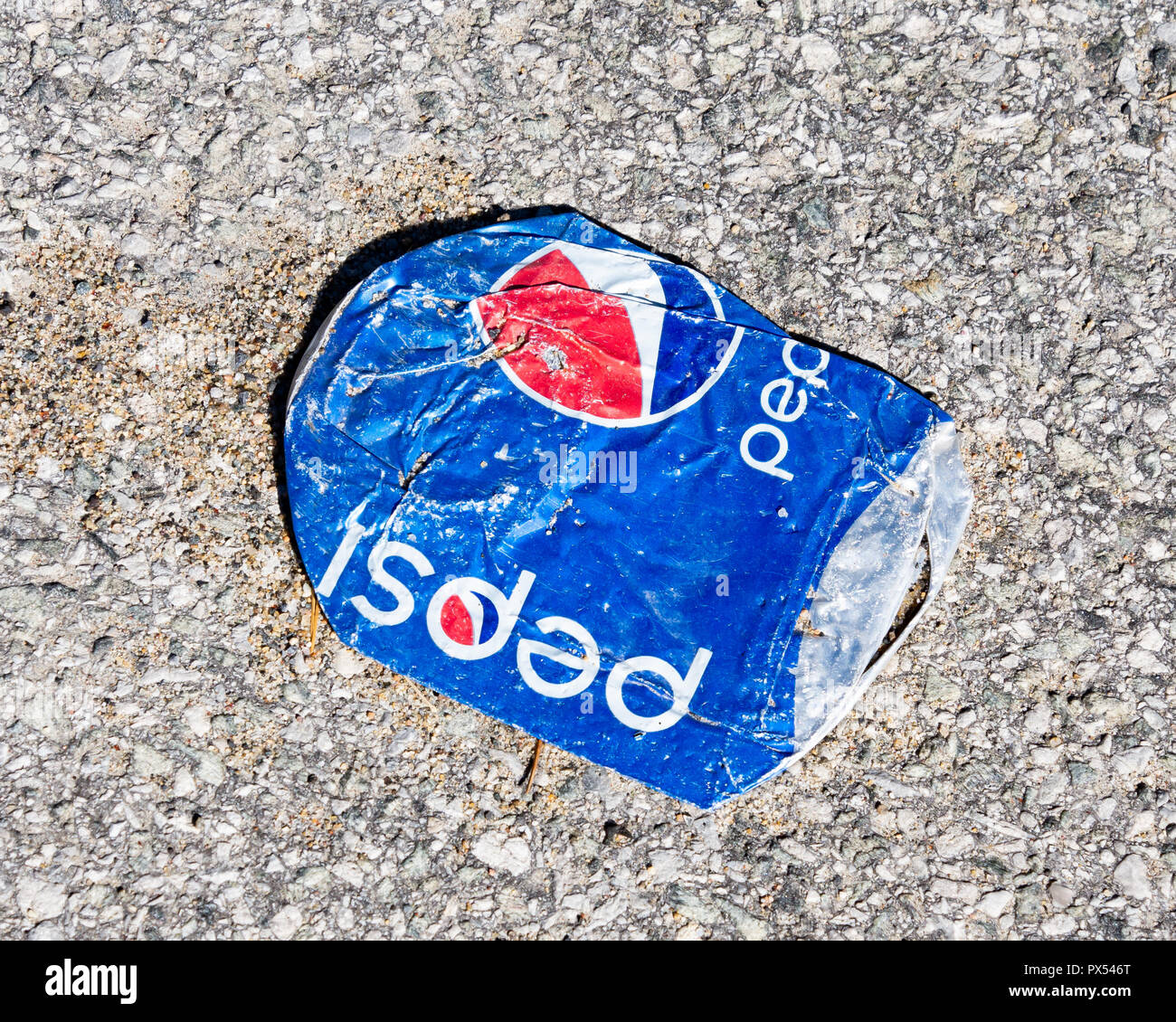 Eine flache Aluminium Pepsi können auf der Straße laufen über mit Fahrzeugen, die in Spekulant, NY USA - Abfall und Müll Konzept. Stockfoto