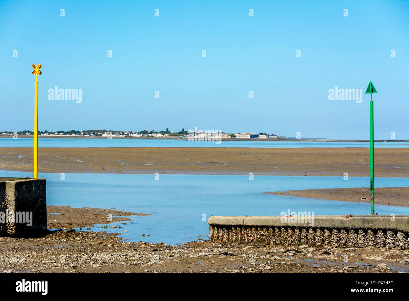 Blick auf Le Chateau d'Oleron von Fort Louvois, Charente Maritime, Nouvelle-Aquitaine, Frankreich Stockfoto