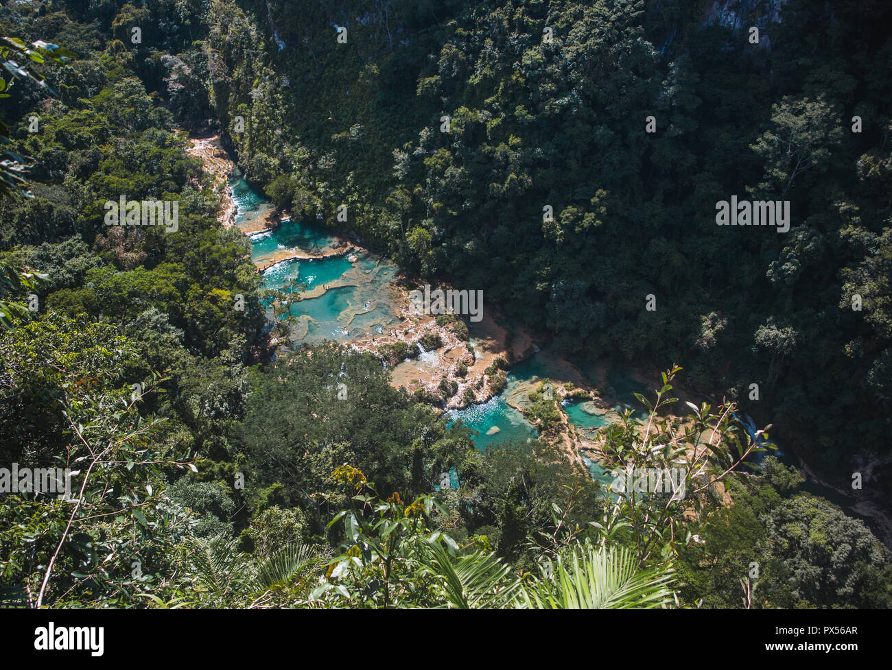 Luftaufnahme des Schönen, Türkis natürliche Pools von Semuc Champey, einem beliebten Reiseziel in Guatemala Stockfoto