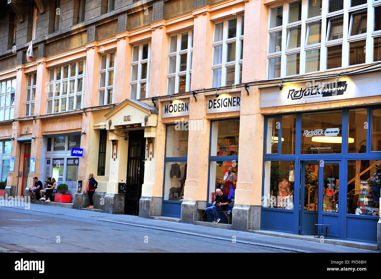 BUDAPEST, Ungarn - 21 September: Blick auf die Fußgängerzone mit Geschäften in Budapest am 21. September 2018. Stockfoto