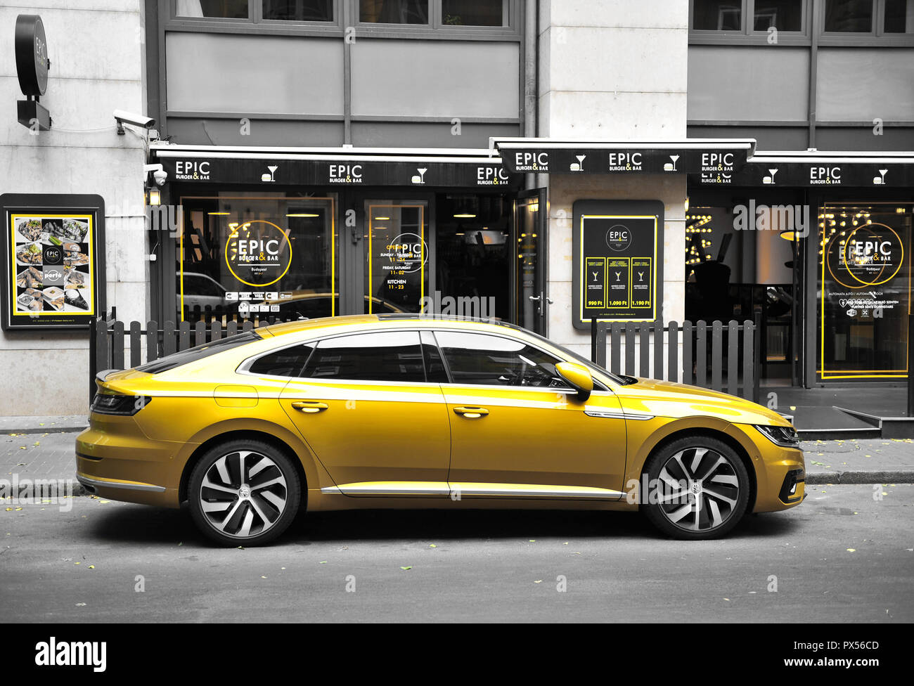 BUDAPEST, Ungarn - 22 September: Neue VW Passat in der Straße von Budapest am 22. September 2018. Stockfoto