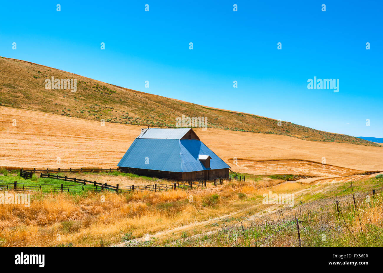 Eine Scheune liegt in der hohen Wüste Landwirtschaft Land in der Nähe von Dufur Oregon Stockfoto