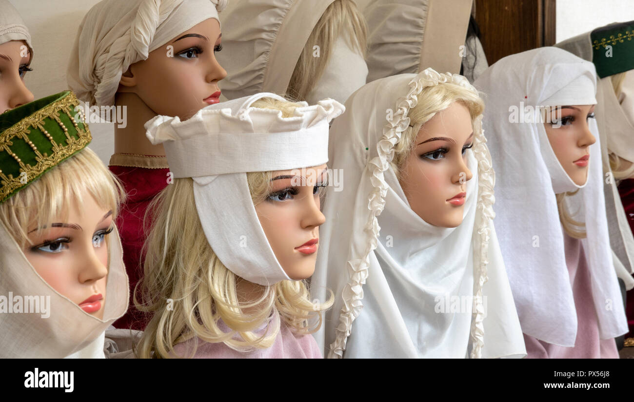 Puppe Köpfe mit mittelalterlichen Schleier und Kopftuch die Haare zu  bedecken, christliche Tradition Stockfotografie - Alamy