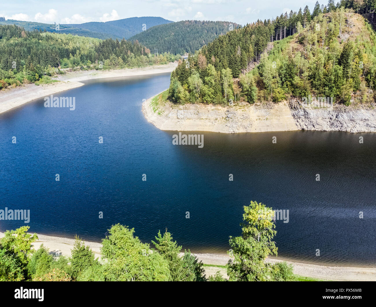 Luftbild der Okertalsperre (Dam) im Oberharz zwischen Clausthal-Zellerfeld und Goslar, mit der Drohne getroffen Stockfoto