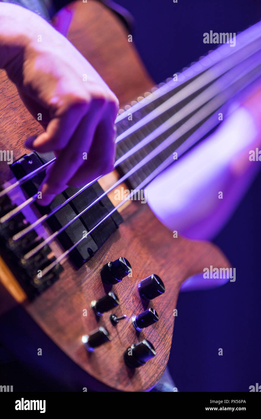 Ein base Guitar Player spielen eine elektrische Base Stockfoto