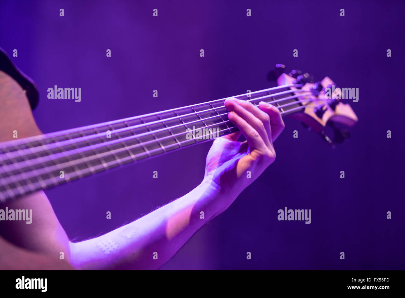 Ein base Guitar Player spielen eine elektrische Base Stockfoto