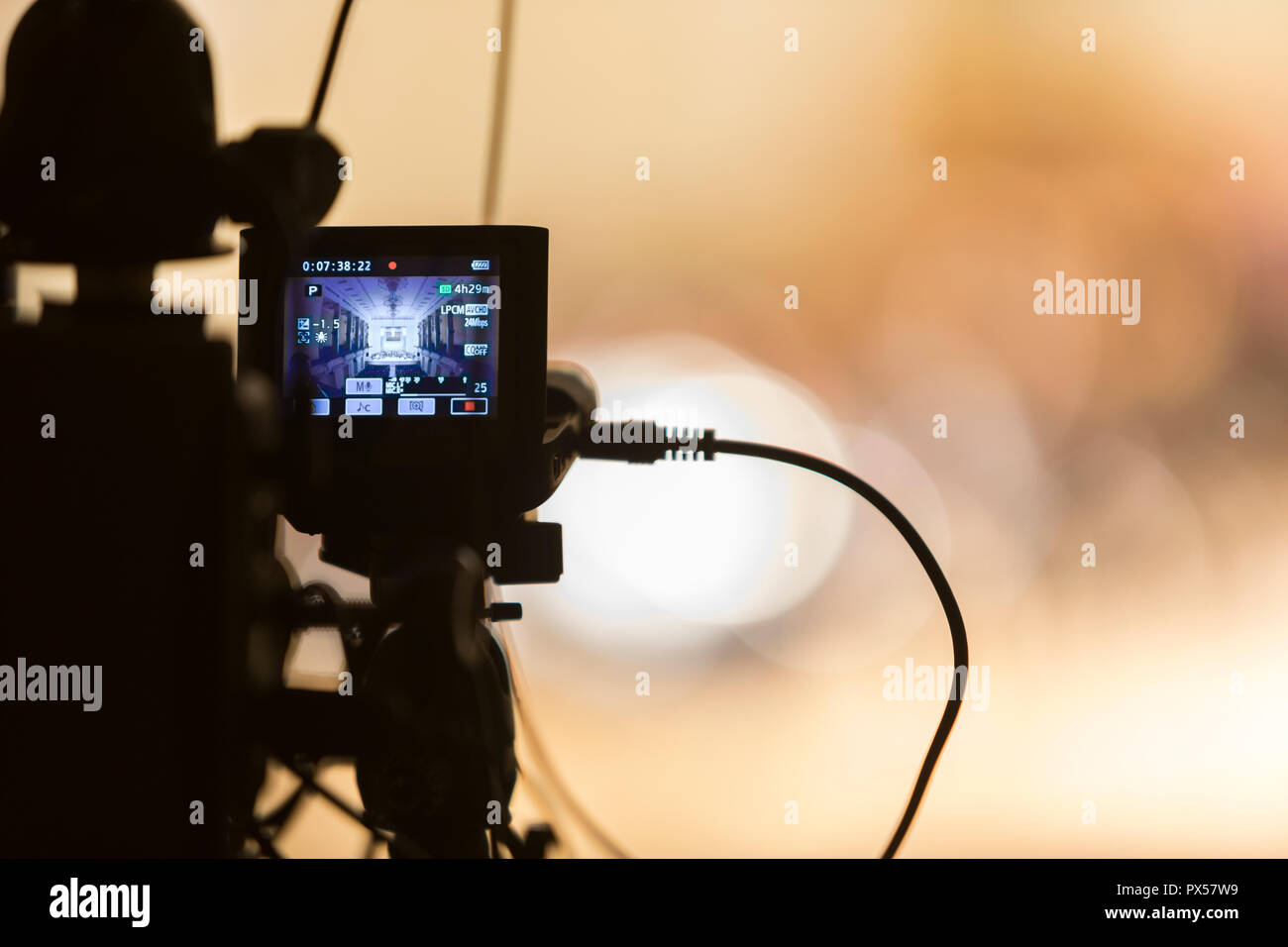 Eine Videokamera mit einem LCD-Bildschirm Eine Performance aufzeichnen Stockfoto