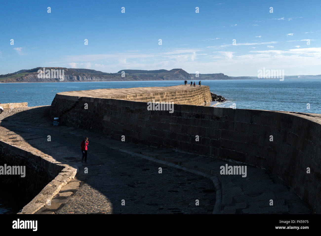 Die Menschen auf dem Cobb, Lyme Regis, Dorset, Großbritannien Stockfoto