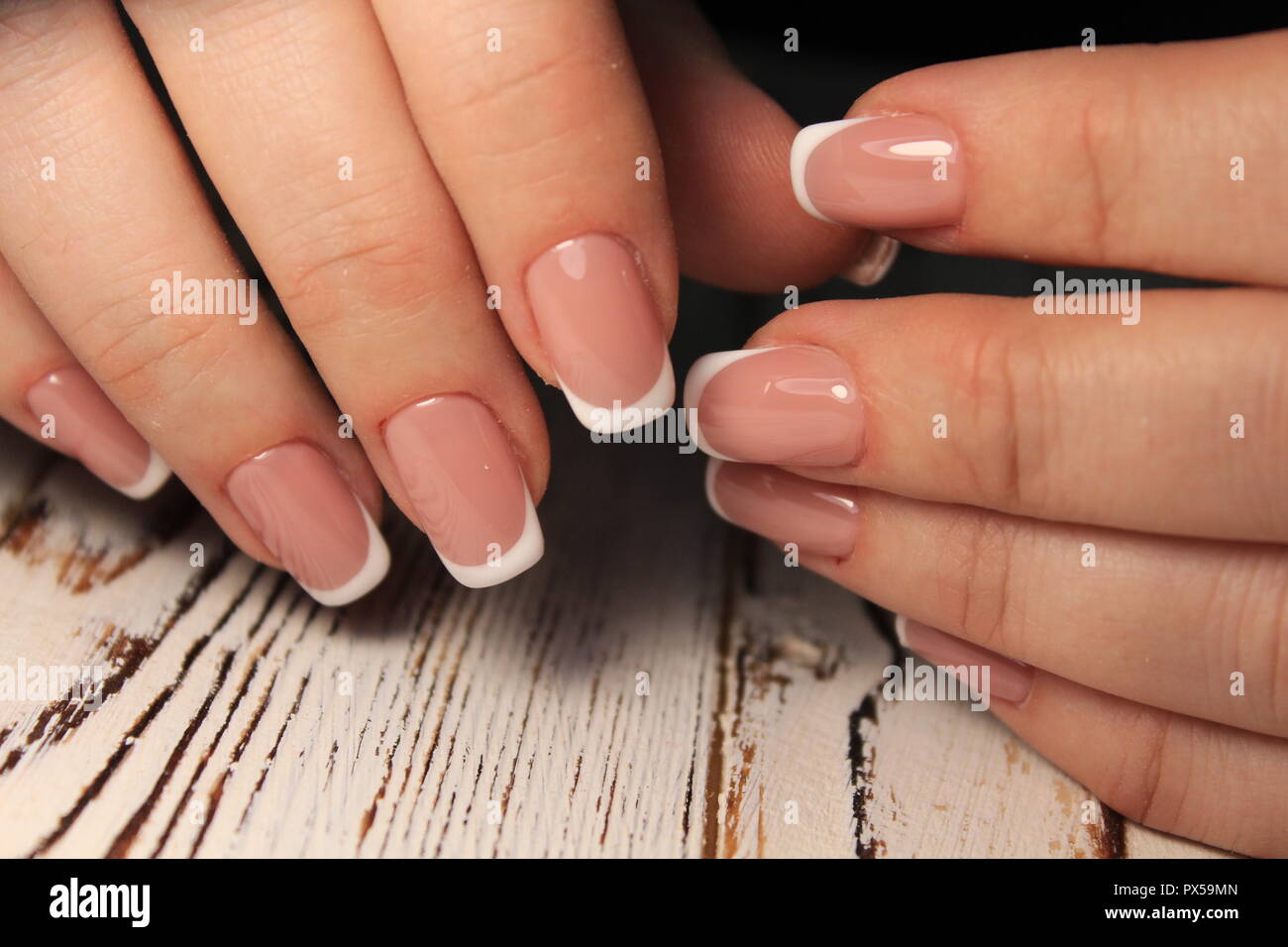 Perfekte Maniküre und natürlichen Nägeln. Attraktive moderne Nail Art  Stockfotografie - Alamy
