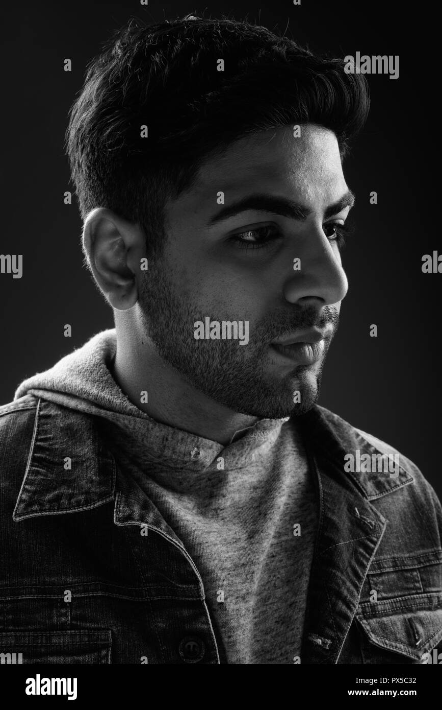 Junge schöne Indische Mann in Schwarz und Weiß Stockfoto