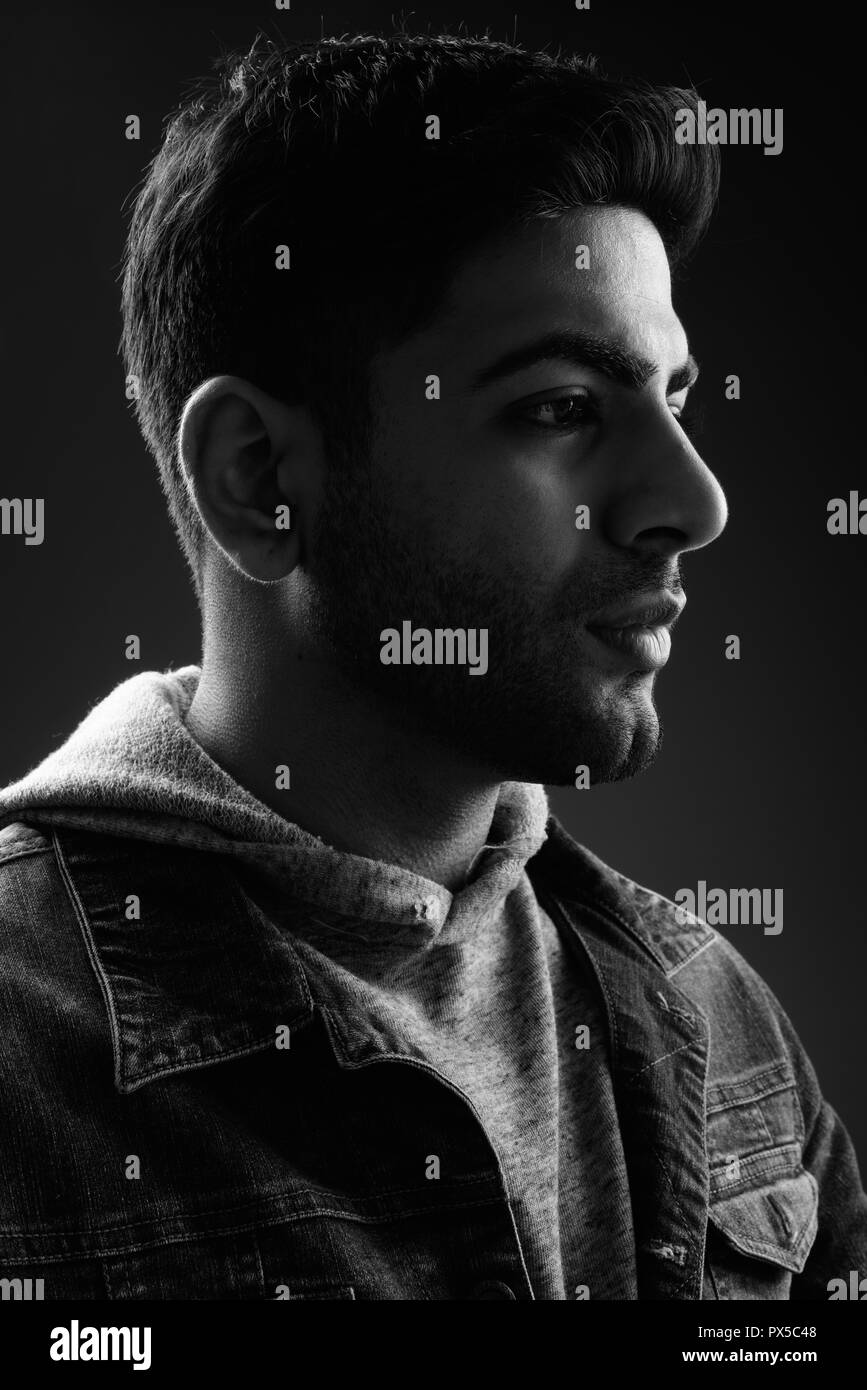 Junge schöne Indische Mann in Schwarz und Weiß Stockfoto