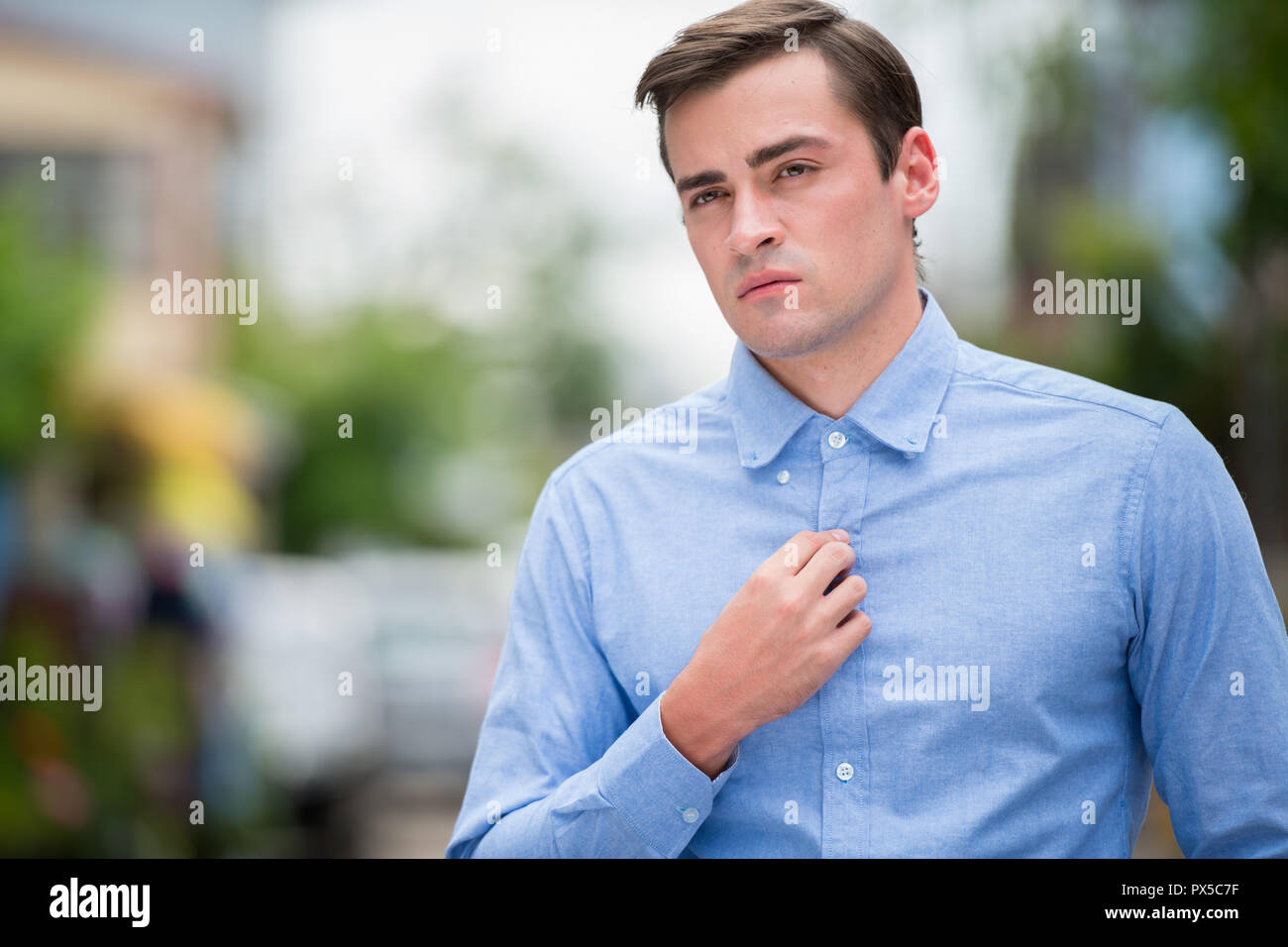 Junge gut aussehender Geschäftsmann in den Straßen im Außenbereich Stockfoto