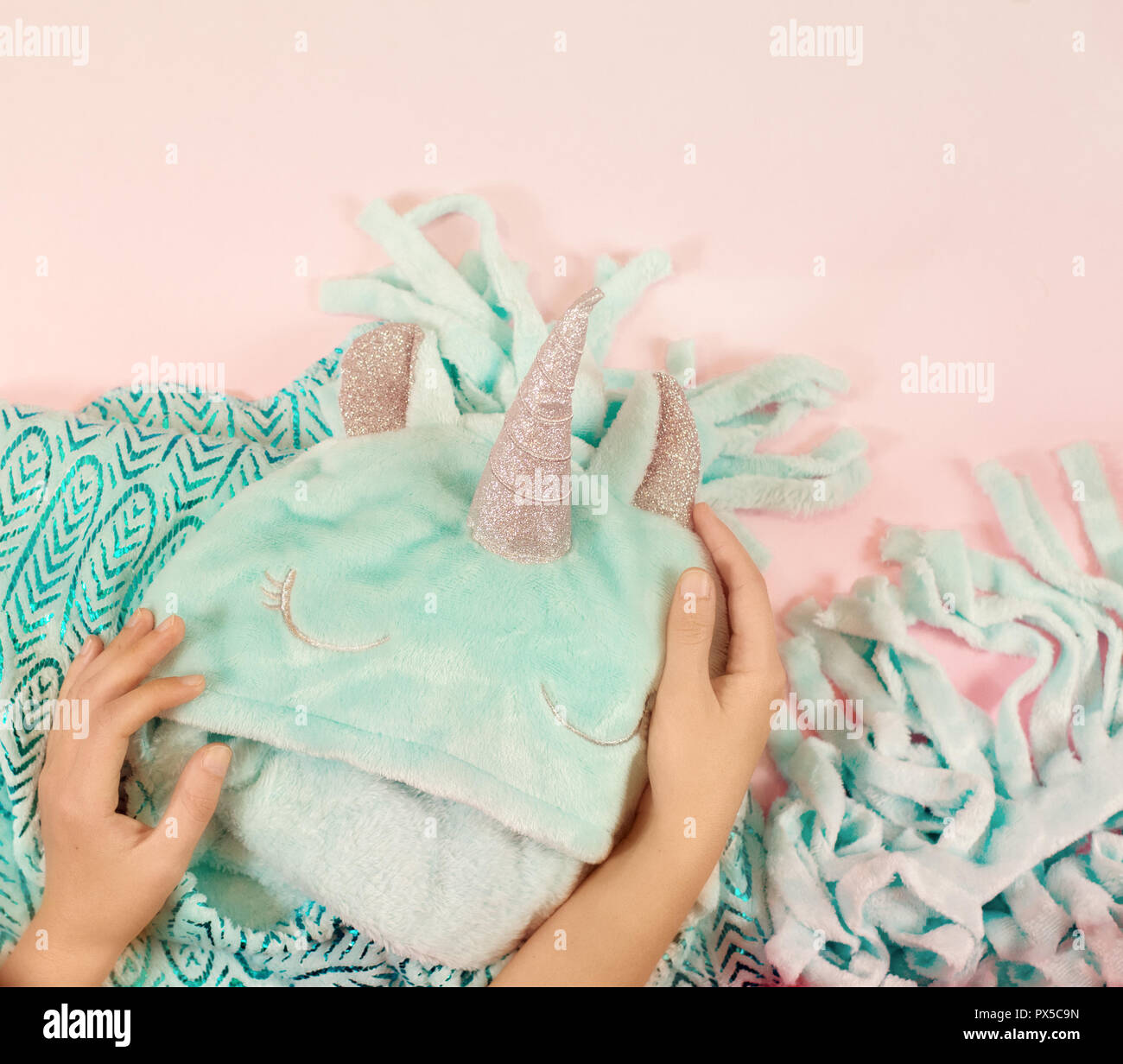 Pop Art, flauschige Einhorn Schlafanzug auf Pastell rosa Farbe Hintergrund Stockfoto