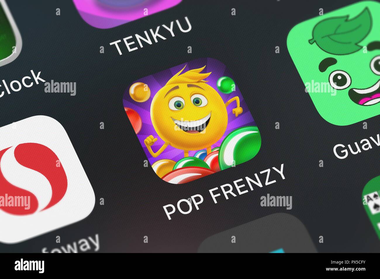 London, Großbritannien, 19. Oktober 2018: Screenshot der mobile App POP FRENZY Emoji Film Spiel von Sony Pictures Television. Stockfoto