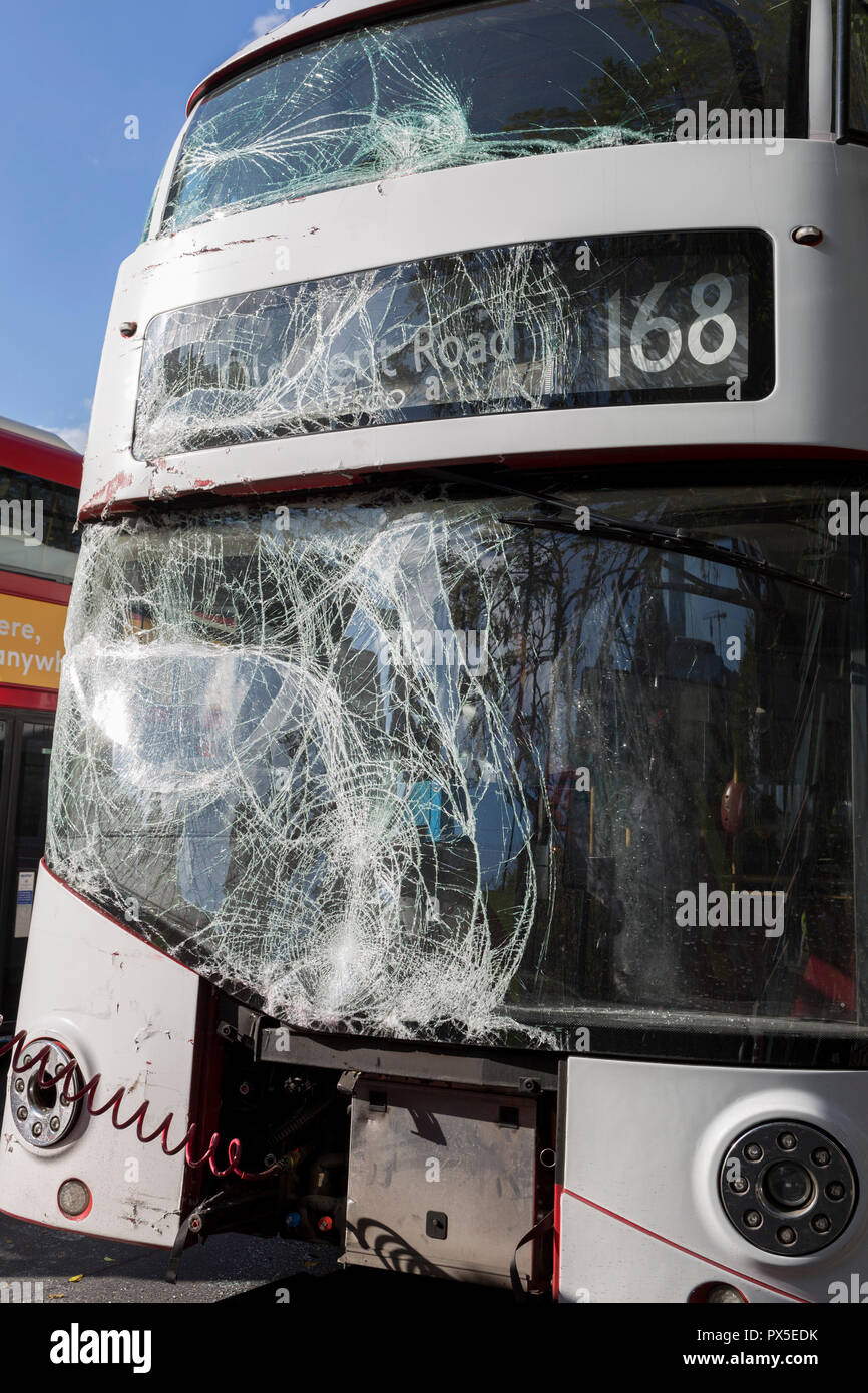 Die daraus resultierenden Schäden an Windschutzscheibe ist eine London Bus nach einem Crash mit drei bussen an Elephant und Castle, am 16. Oktober 2018, in London, England. Stockfoto