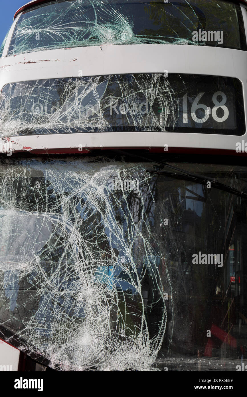 Die daraus resultierenden Schäden an Windschutzscheibe ist eine London Bus nach einem Crash mit drei bussen an Elephant und Castle, am 16. Oktober 2018, in London, England. Stockfoto