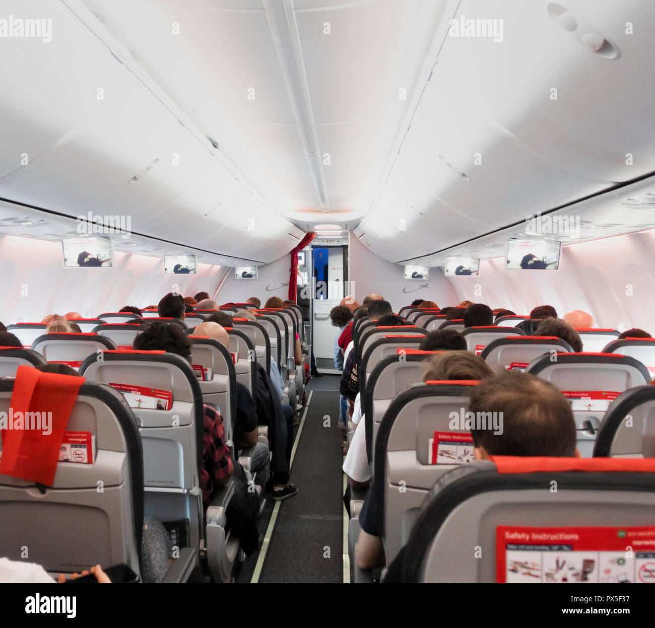 Drop down Video Bildschirme auf kostengünstige Norwegian Airlines Flug. Stockfoto