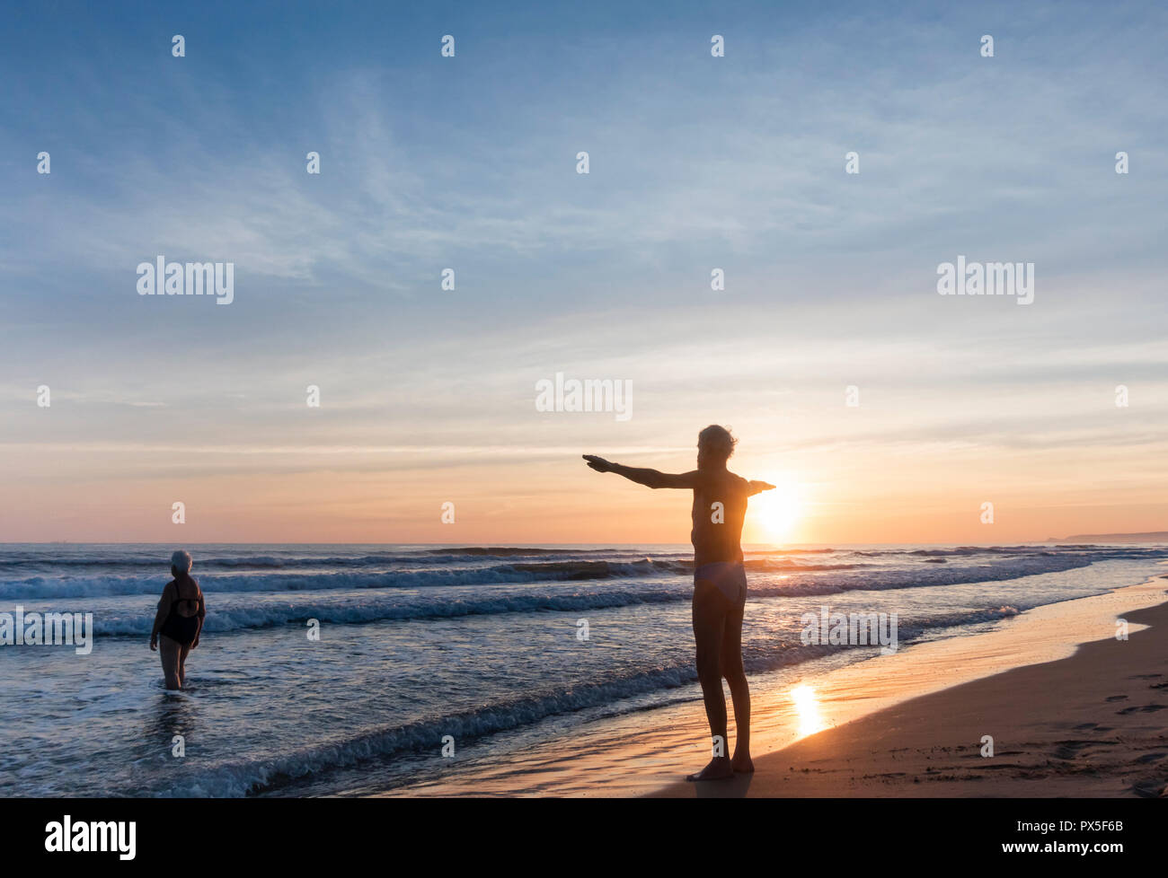 Alter spanischer mann am strand Fotos und Bildmaterial in hoher Auflösung Alamy