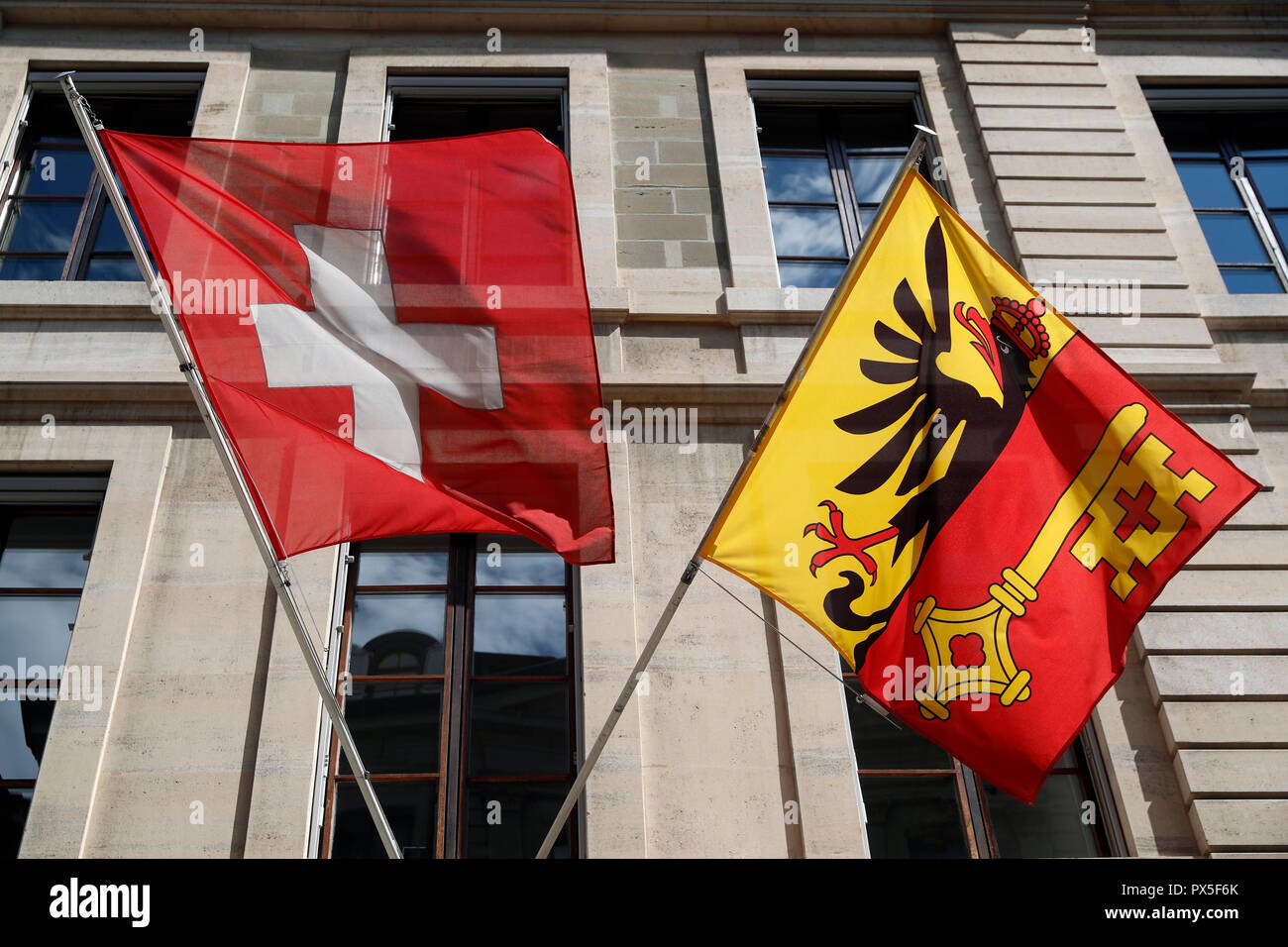 Flaggen von Genf und der Schweiz Verzicht im Wind. Genf. Die Schweiz. Stockfoto