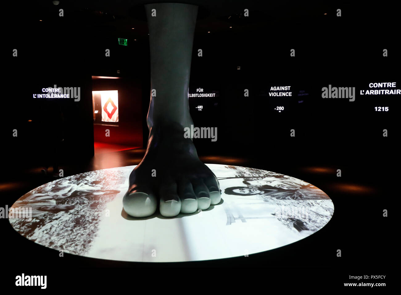 Internationale Rotkreuz- und Rothalbmondmuseum (IKRK). Würde des Menschen mit Füßen getreten. Genf. Die Schweiz. Stockfoto
