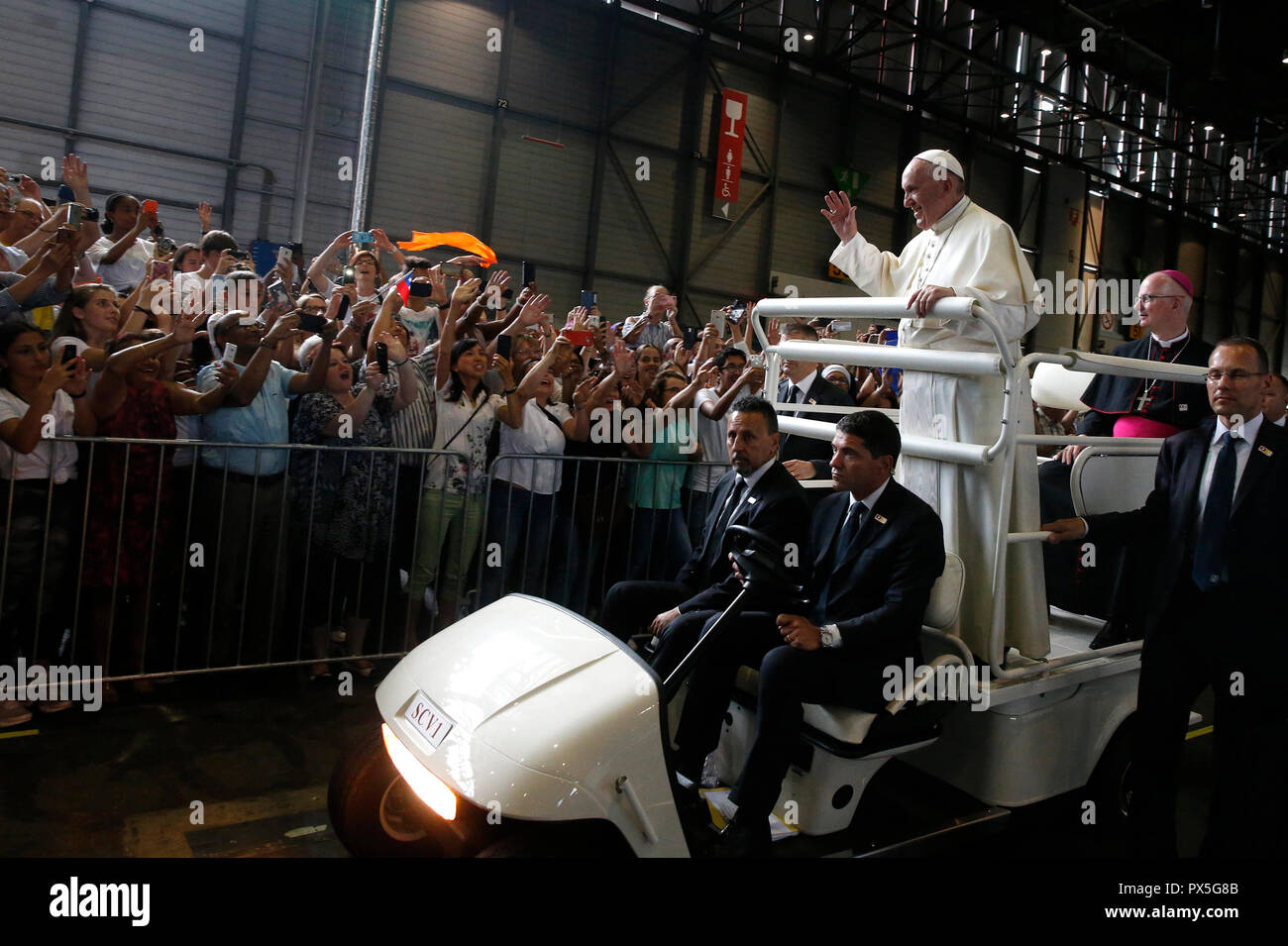 Papst Franziskus grüßt Menschen während einer ökumenischen Begegnung im Ökumenischen Rat der Kirchen (ÖRK) im Palexpo in Genf, am 21. Juni 2018. Switzerla Stockfoto