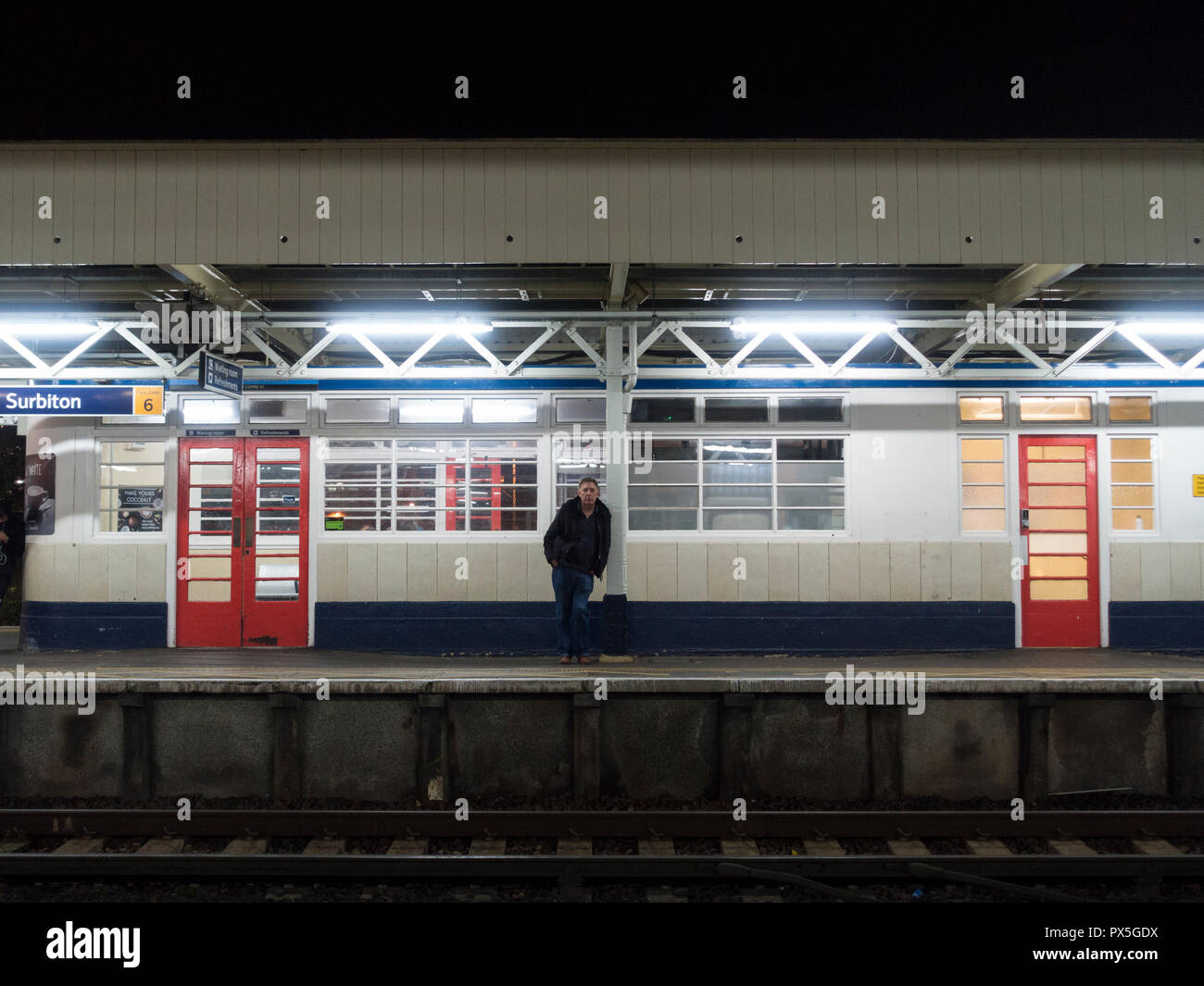 Mann, der an einer Station warten Stockfoto