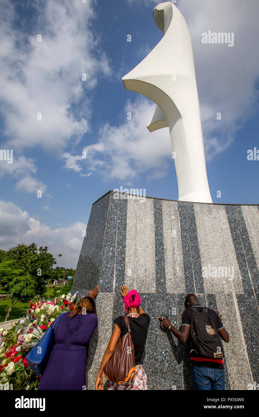 Pilger an Unsere Liebe Frau von Afrika katholische Heiligtum, Abidjan, Elfenbeinküste. Stockfoto