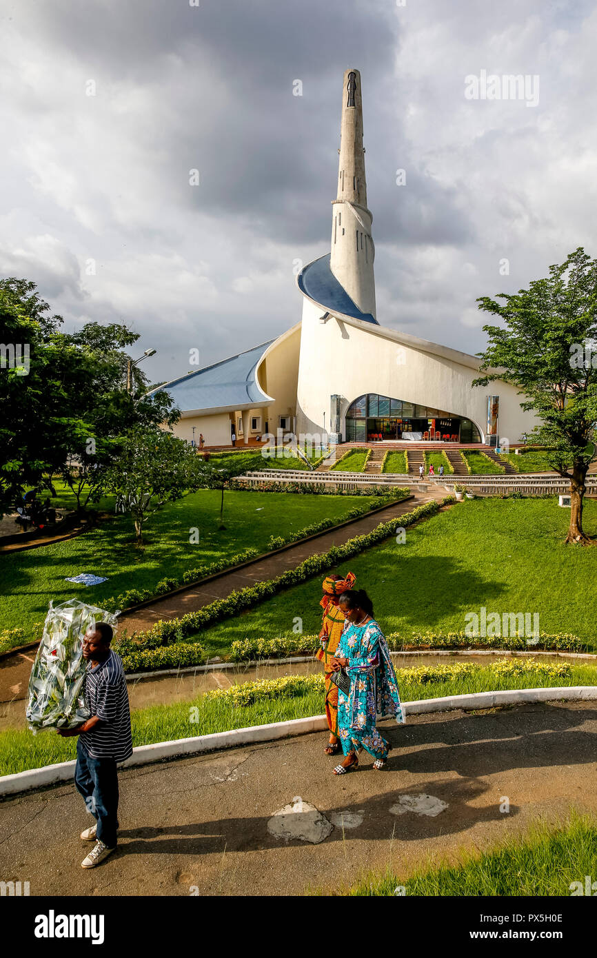 Pilger an Unsere Liebe Frau von Afrika katholische Heiligtum, Abidjan, Elfenbeinküste. Stockfoto