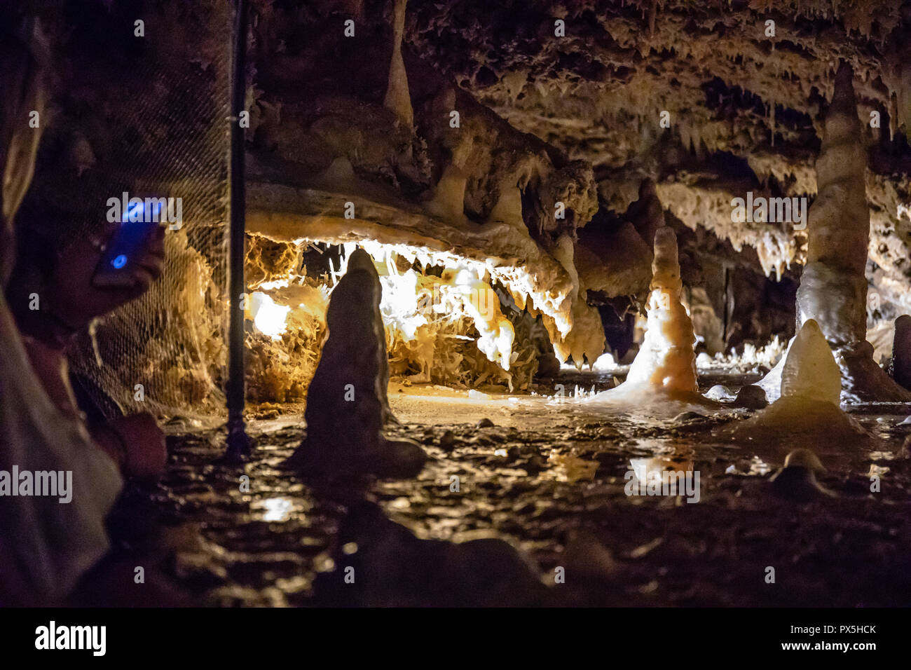 Interessant die Kristallbildung im Inneren der Grotte du Grand Roc, Vezere Tal, Frankreich Stockfoto