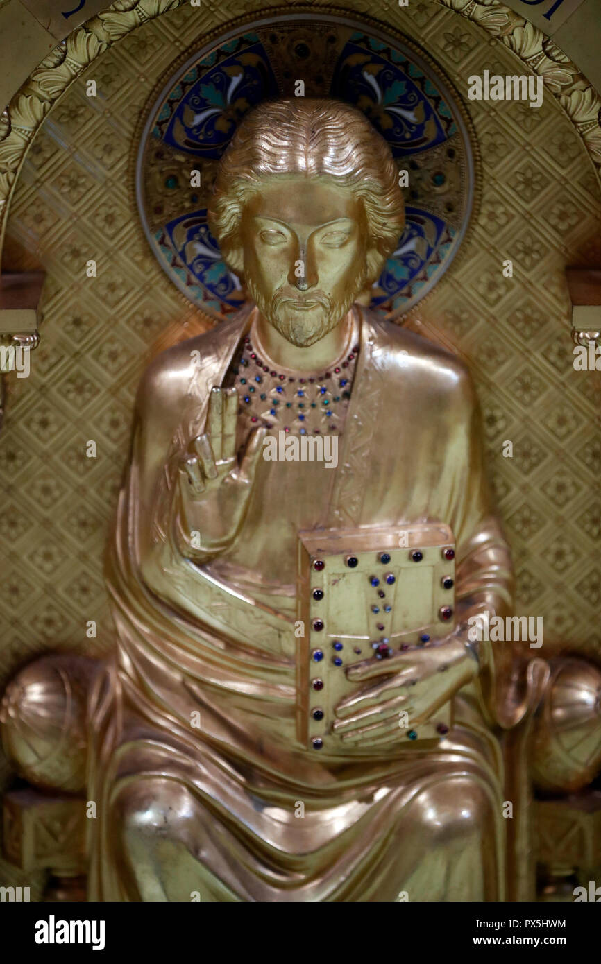 Saint-Martin d'Ainay Basilika. Hauptaltar. Goldene Statue von Jesus Christus Salvator Mundi (Heiland der Welt). Lyon. Frankreich. Stockfoto