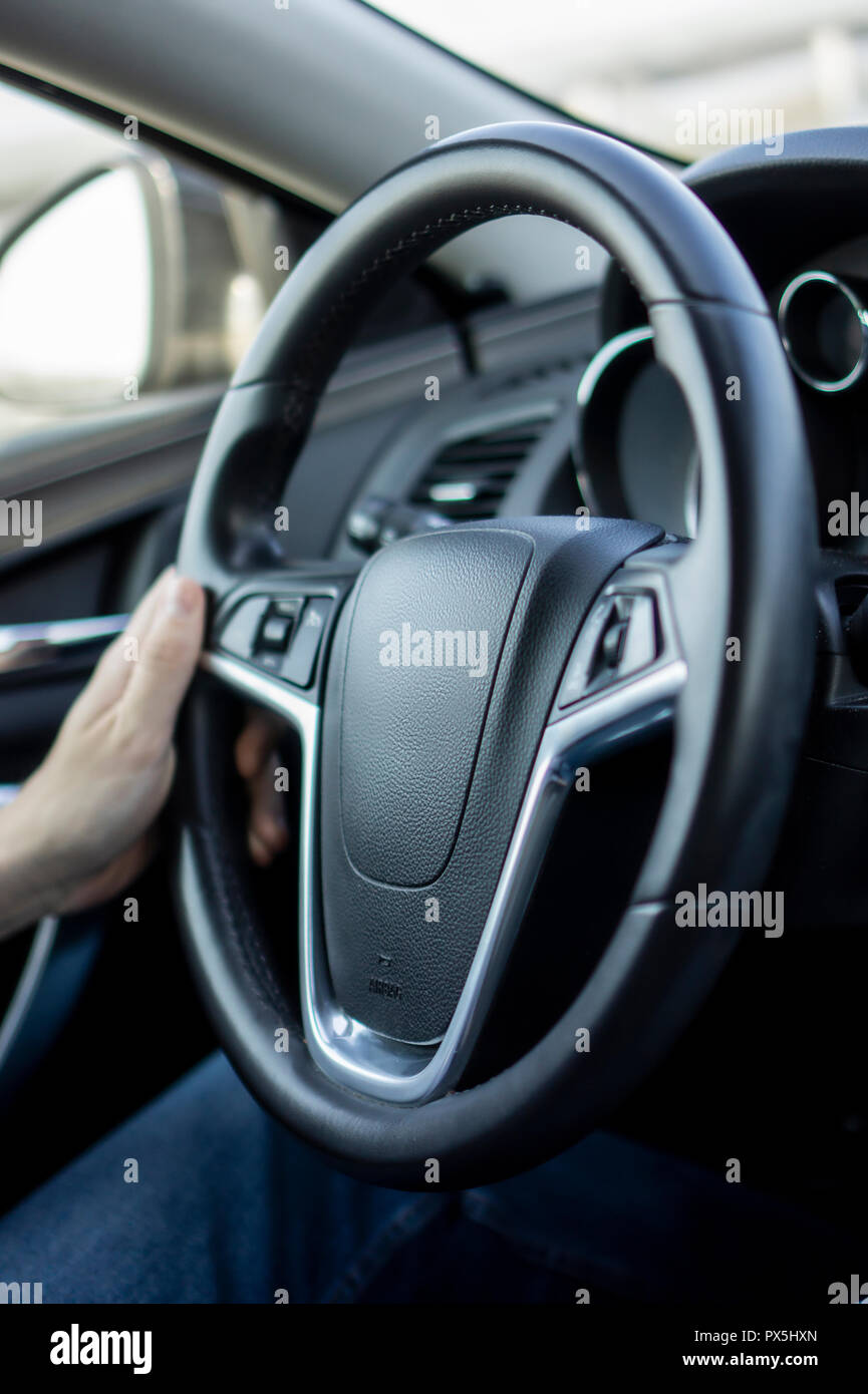 Auto Rad mit einem männlichen Hand auf es Stockfoto