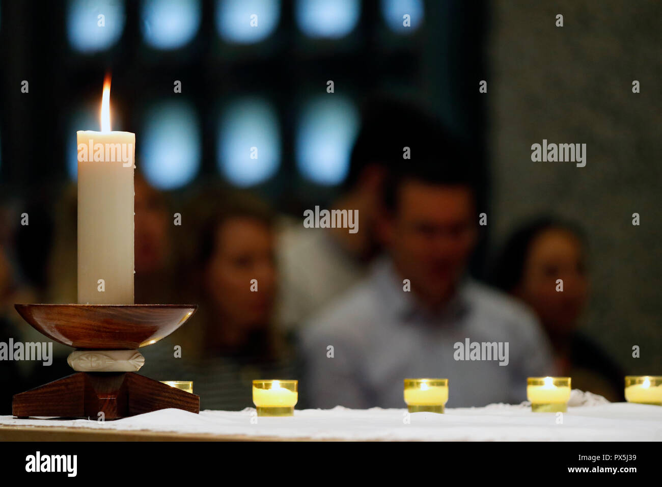 Die Visitation Kloster. Katholische Messe. Kirche Kerze auf dem Altar. Marclaz. Frankreich. Stockfoto