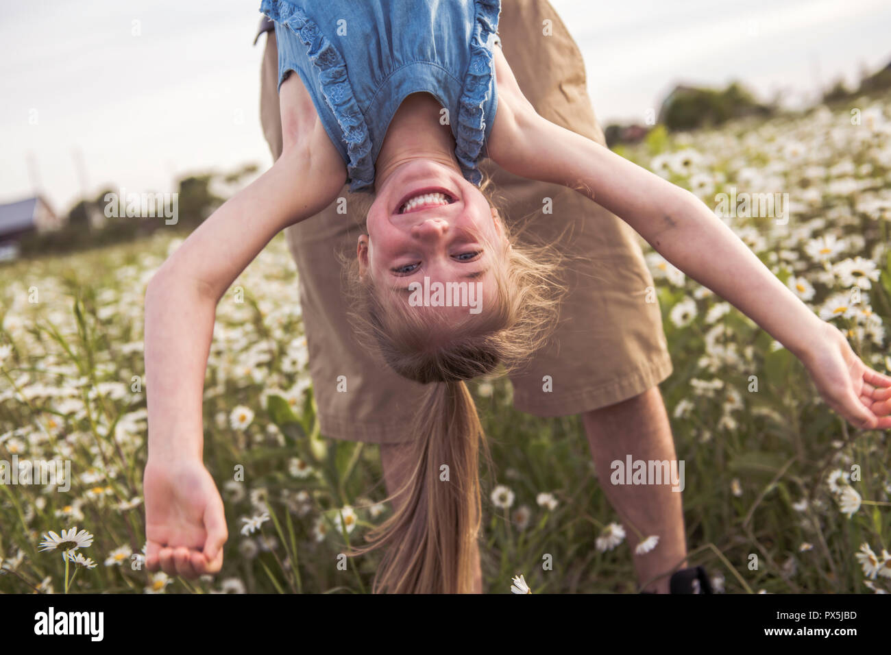 Ein Porträt von glücklichen kleinen blonden Mädchen den Kopf spielen Stockfoto