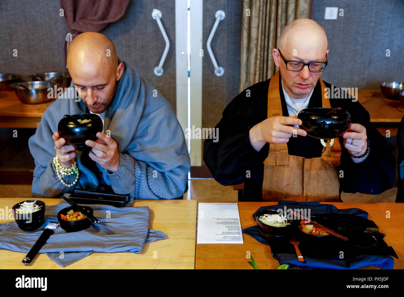 Mahlzeit Ritual bei einem Sesshin (Retreats) Lanau Zen Center, Frankreich. Stockfoto