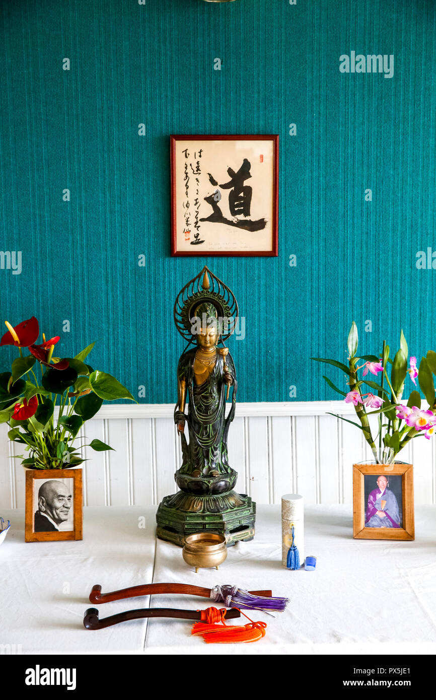 Bodhissatva Statue, Fotos und Blumen in Lanau Zen Center, Frankreich. Stockfoto