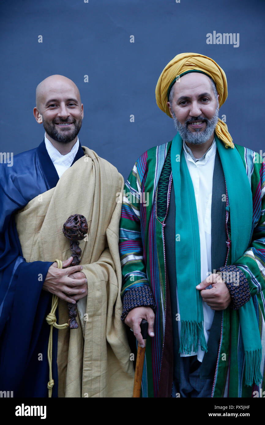 Sufi Scheich Abd-el Hafid Benchouk und Zen-buddhistische Meister Federico Dainin Joko Sensei am Salon Zen, Paris, Frankreich. Stockfoto