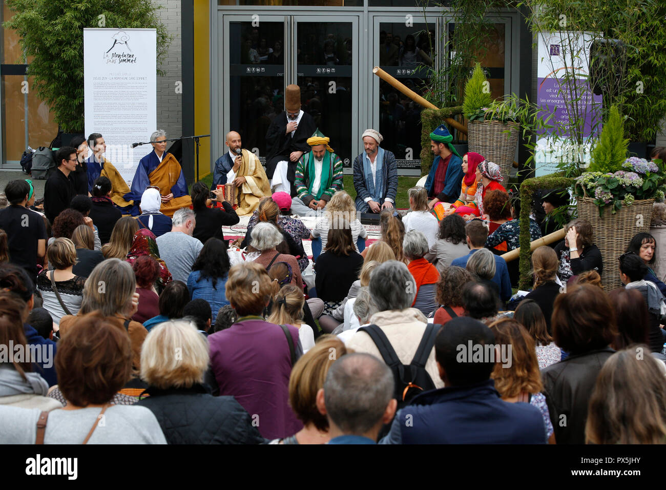 Zen Buddhisten und muslimischen Sufis beten und feiern gemeinsam auf dem Salon Zen, Paris, Frankreich. Stockfoto