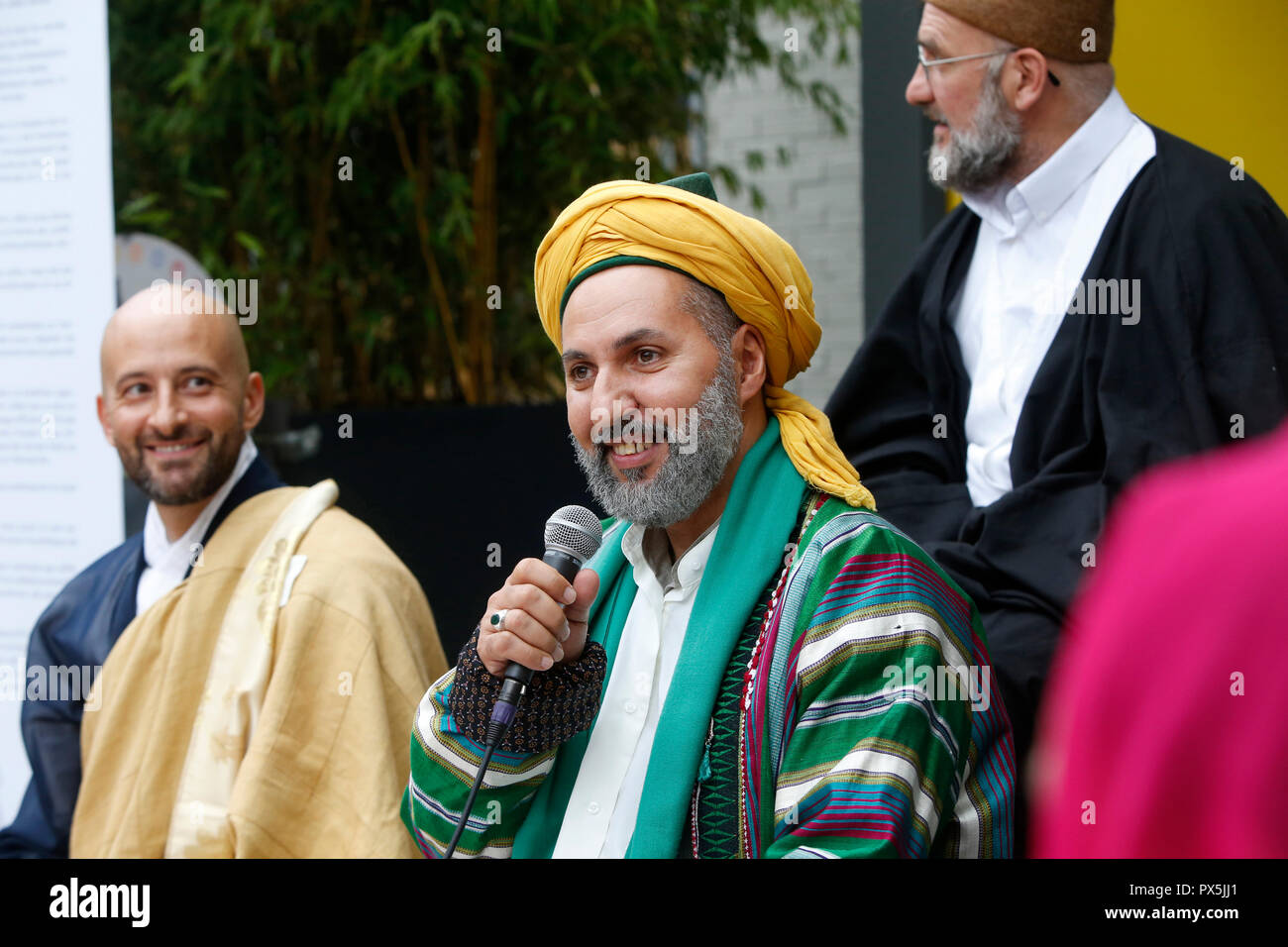 Zen Buddhisten und muslimischen Sufis beten und feiern gemeinsam auf dem Salon Zen, Paris, Frankreich. Stockfoto