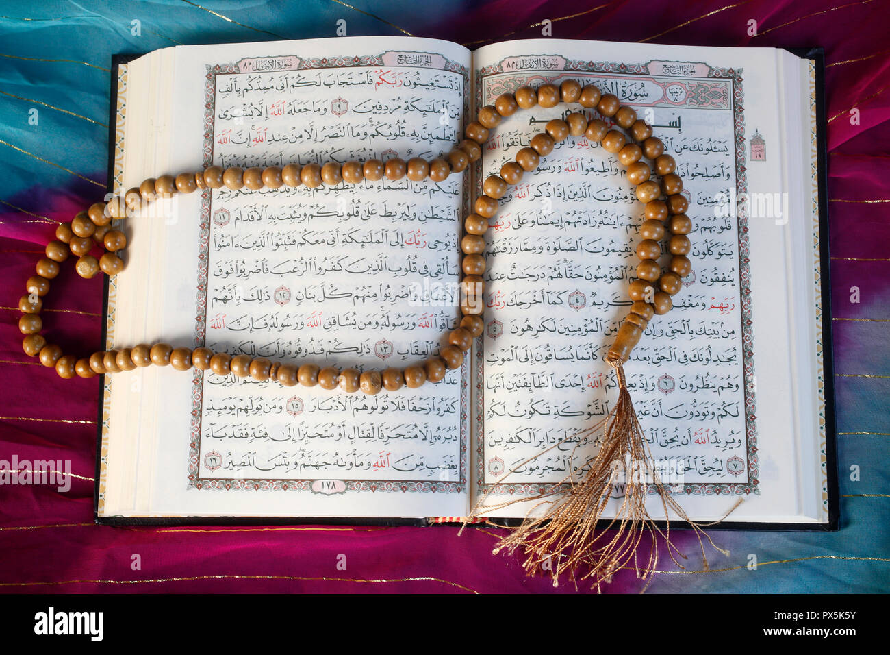 Öffnen Kuran und Gebet Perlen. Stockfoto
