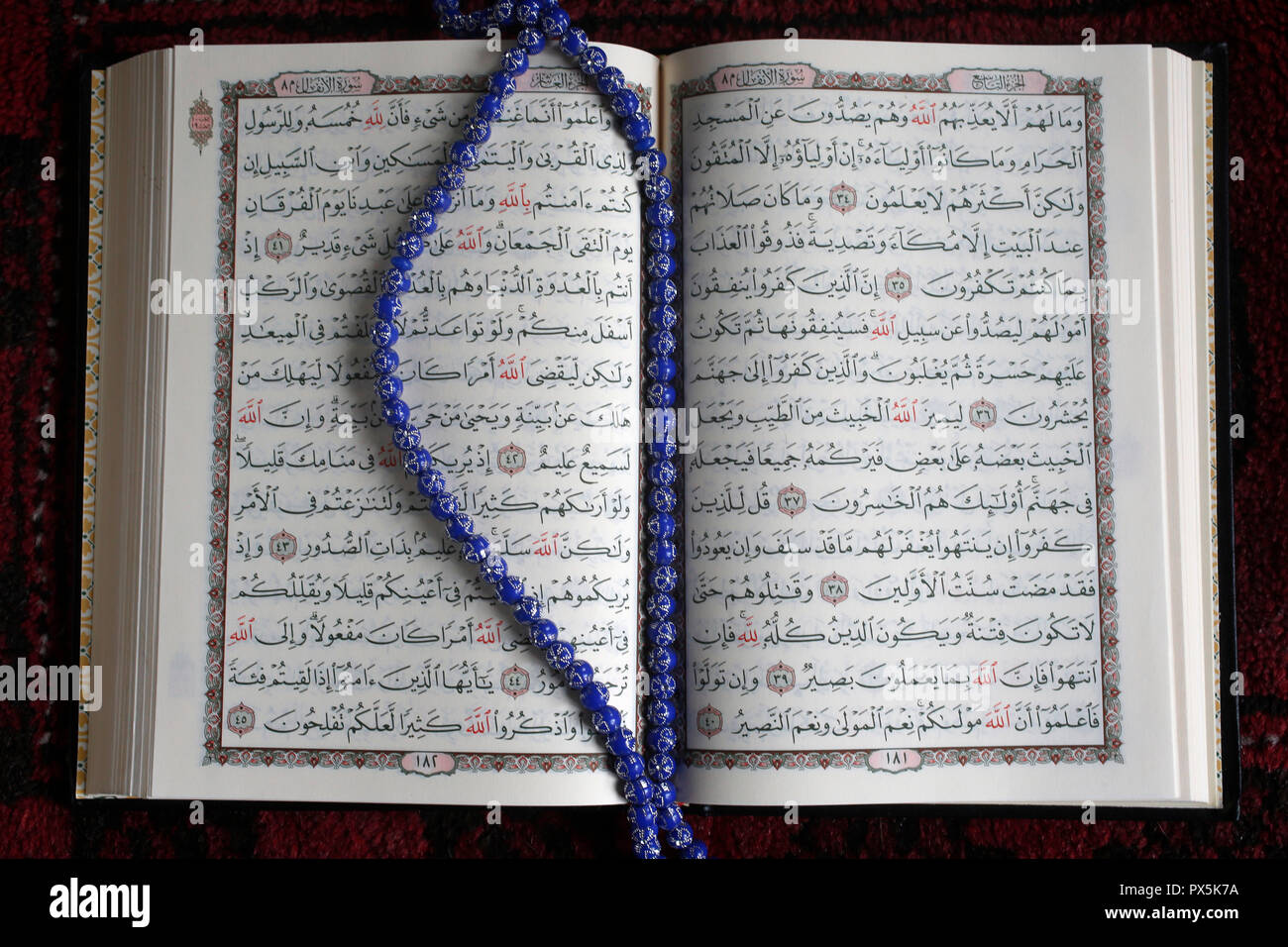 Öffnen Kuran und Gebet Perlen. Stockfoto