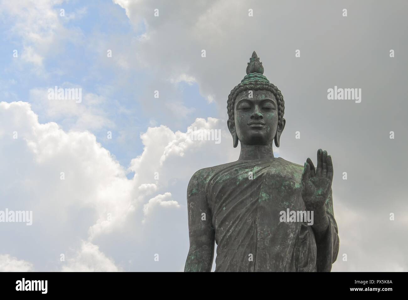 Big Buddha Statue alten auf blauen Himmel Hintergrund in Nakhon Pathom Provinz von Thailand Stockfoto