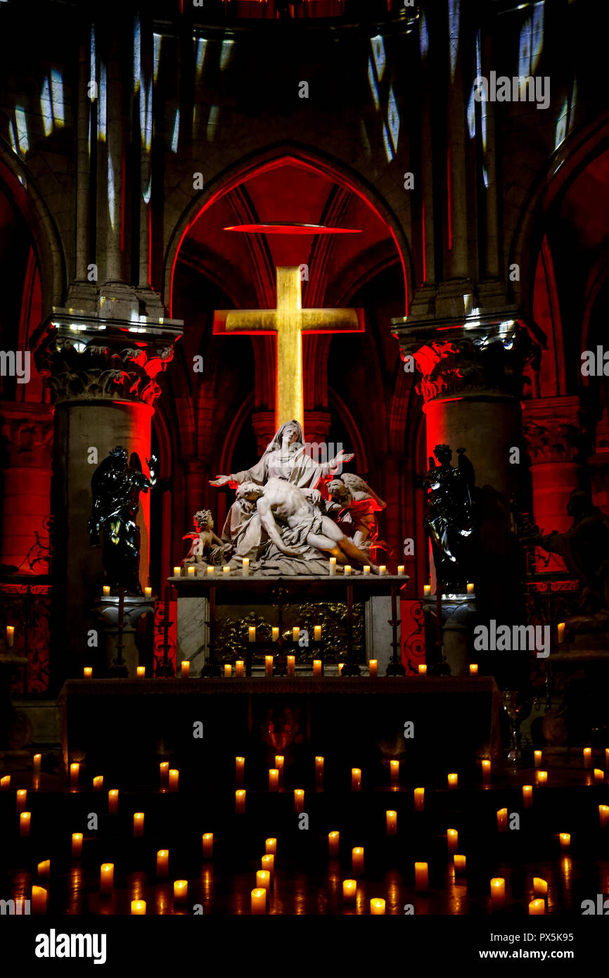 Ton- und Lichtshow in der Kathedrale Notre Dame, Paris, Frankreich. Stockfoto