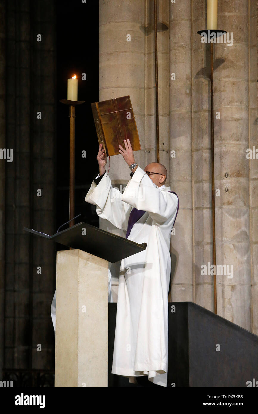 Aschermittwoch Feier in der Kathedrale Notre Dame, Paris, Frankreich. Die Verkündigung des Evangeliums. Stockfoto