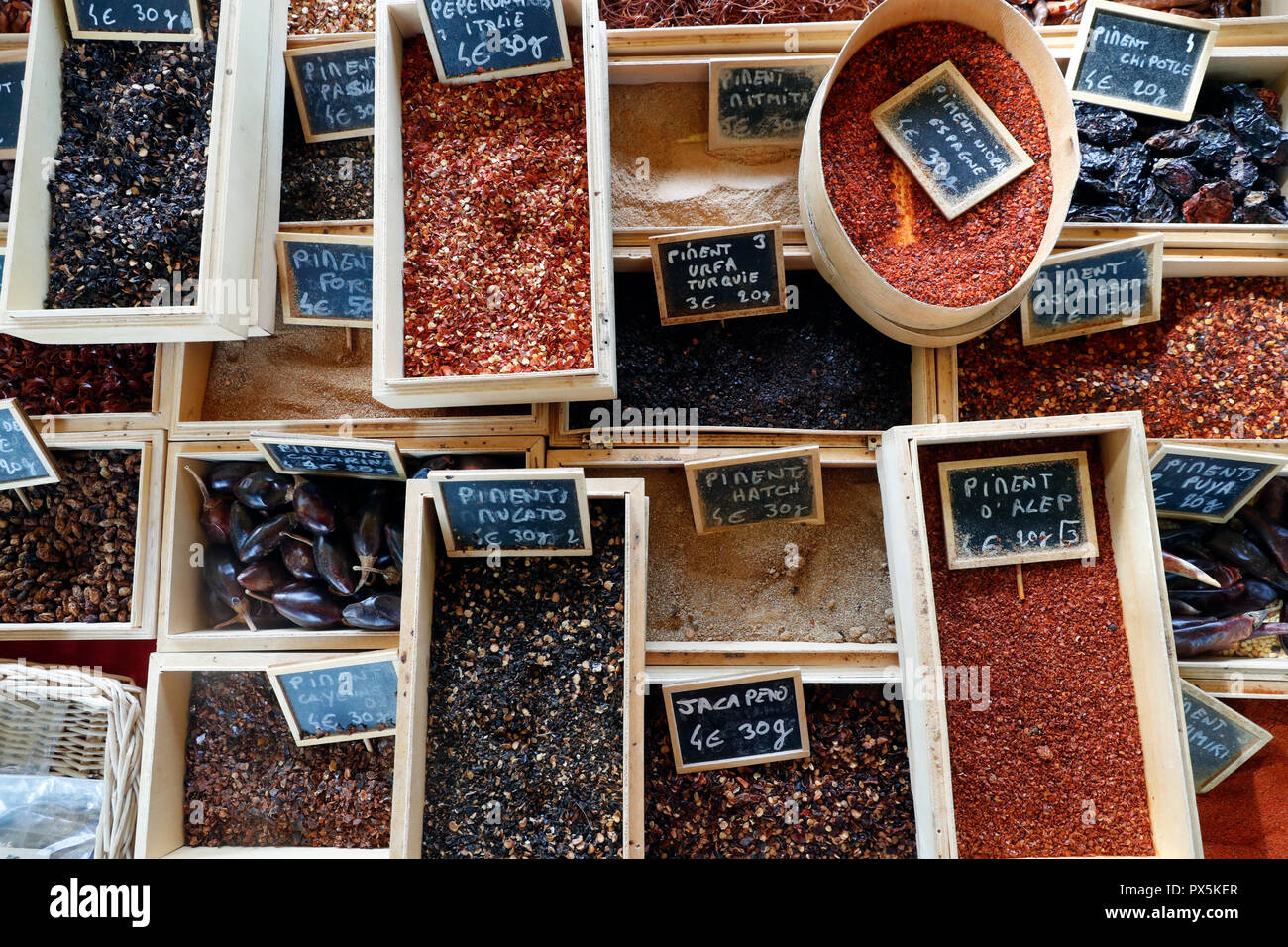 Verschiedene Gewürze auf einem Markt angezeigt. Frankreich. Stockfoto