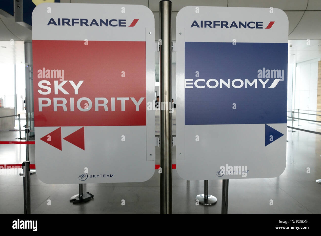 Der Flughafen Paris Charles de Gaulle (CDG). Air France Sky Priorität. Paris. Frankreich. Stockfoto
