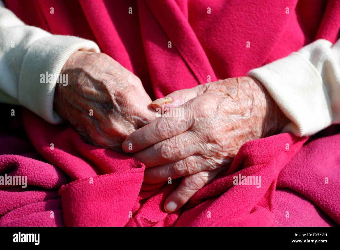 Ältere Frau im Seniorenheim. Frankreich. Stockfoto