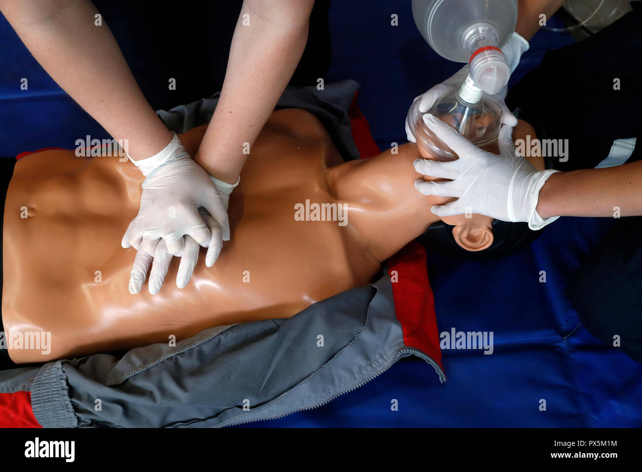 Lebensrettende erste Hilfe auf ein Modell. Training übung. Herzmassage. Frankreich. Stockfoto