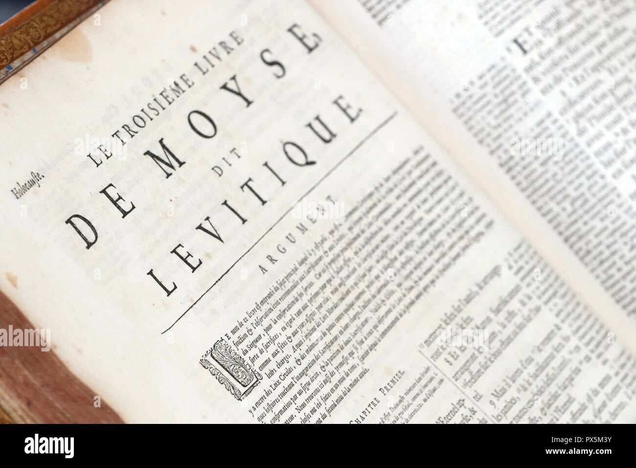 Alte Bibel in französischer Sprache, 1669. Alten Testament. Pentateuch oder die Fünf Bücher Mose. 3.Mose. Stockfoto